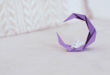 Origami modułowe dla początkujących – proste wzory i praktyczne wskazówki krok po kroku Fioletowy księżyc z eleganckim króliczkiem z origami na jasnym tle