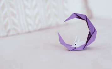 Origami modułowe dla początkujących – proste wzory i praktyczne wskazówki krok po kroku Fioletowy księżyc z eleganckim króliczkiem z origami na jasnym tle