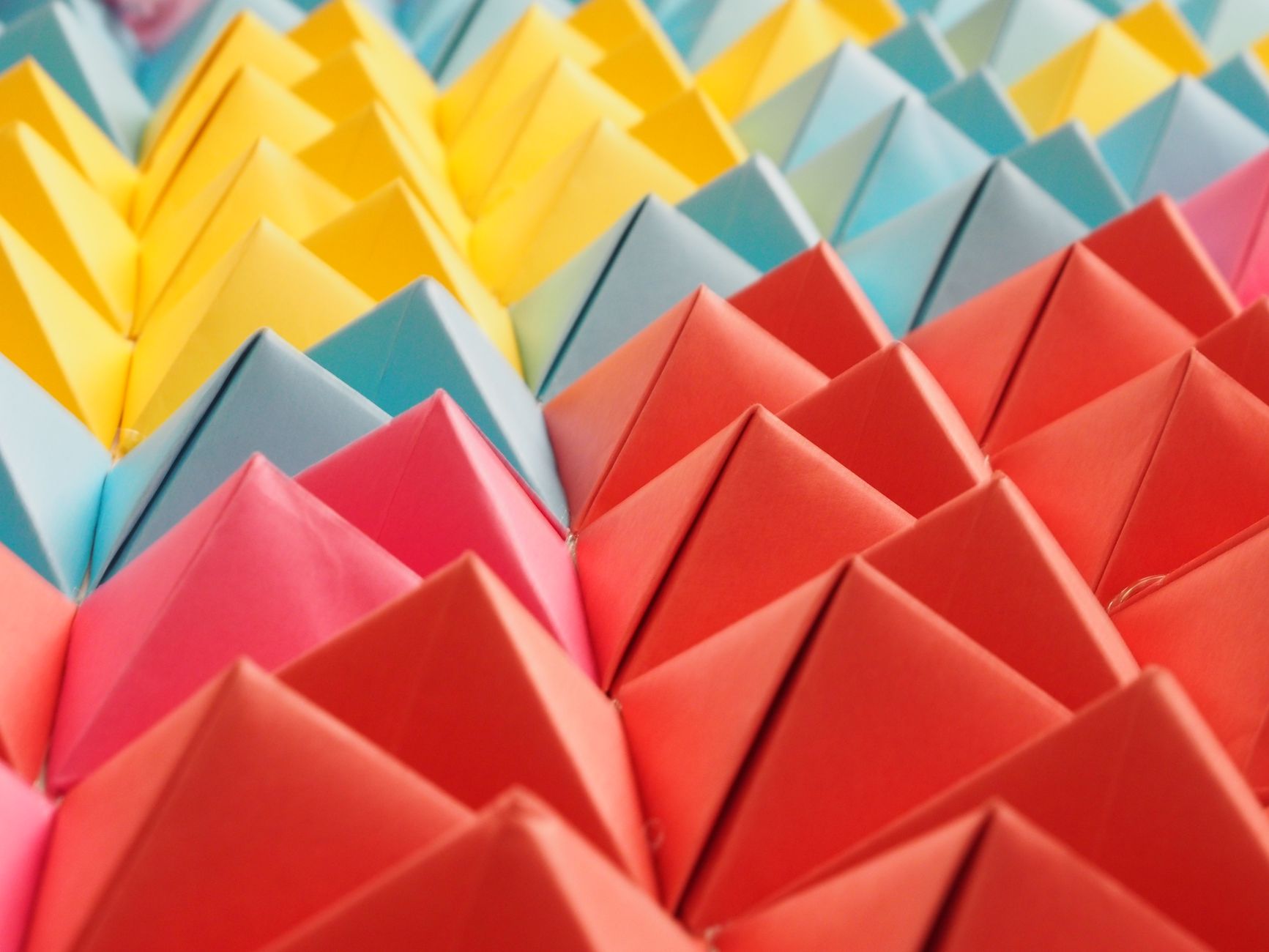 Kolorowe moduły origami ułożone w geometryczny wzór
