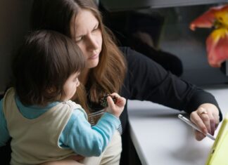 Mama z dzieckiem korzystają z tabletu w domowym zaciszu
