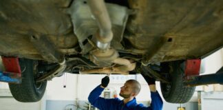 Mechanik ogląda podwozie samochodu w warsztacie samochodowym