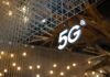 Edge computing i 5G: duet, który zmieni oblicze internetu rzeczy i automatyzacji Podświetlony znak 5G na tle nowoczesnego, geometrycznego sufitu