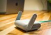 Router Wi‑Fi 6 z antenami na drewnianym biurku w nowoczesnym domu