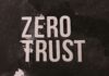 Jak technologie zero trust zmieniają podejście do sieci firmowych i zdalnego dostępu pracowników Drewniany napis Zero Trust na czarnym tle symbolizującym bezpieczeństwo sieci