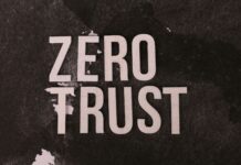 Jak technologie zero trust zmieniają podejście do sieci firmowych i zdalnego dostępu pracowników Drewniany napis Zero Trust na czarnym tle symbolizującym bezpieczeństwo sieci