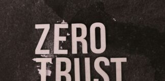 Jak technologie zero trust zmieniają podejście do sieci firmowych i zdalnego dostępu pracowników Drewniany napis Zero Trust na czarnym tle symbolizującym bezpieczeństwo sieci