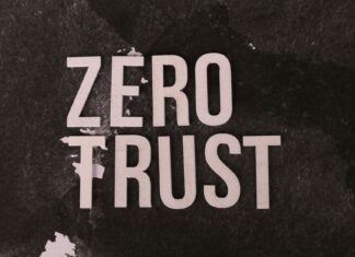 Jak technologie zero trust zmieniają podejście do sieci firmowych i zdalnego dostępu pracowników Drewniany napis Zero Trust na czarnym tle symbolizującym bezpieczeństwo sieci