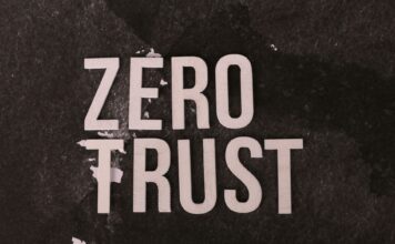 Jak technologie zero trust zmieniają podejście do sieci firmowych i zdalnego dostępu pracowników Drewniany napis Zero Trust na czarnym tle symbolizującym bezpieczeństwo sieci