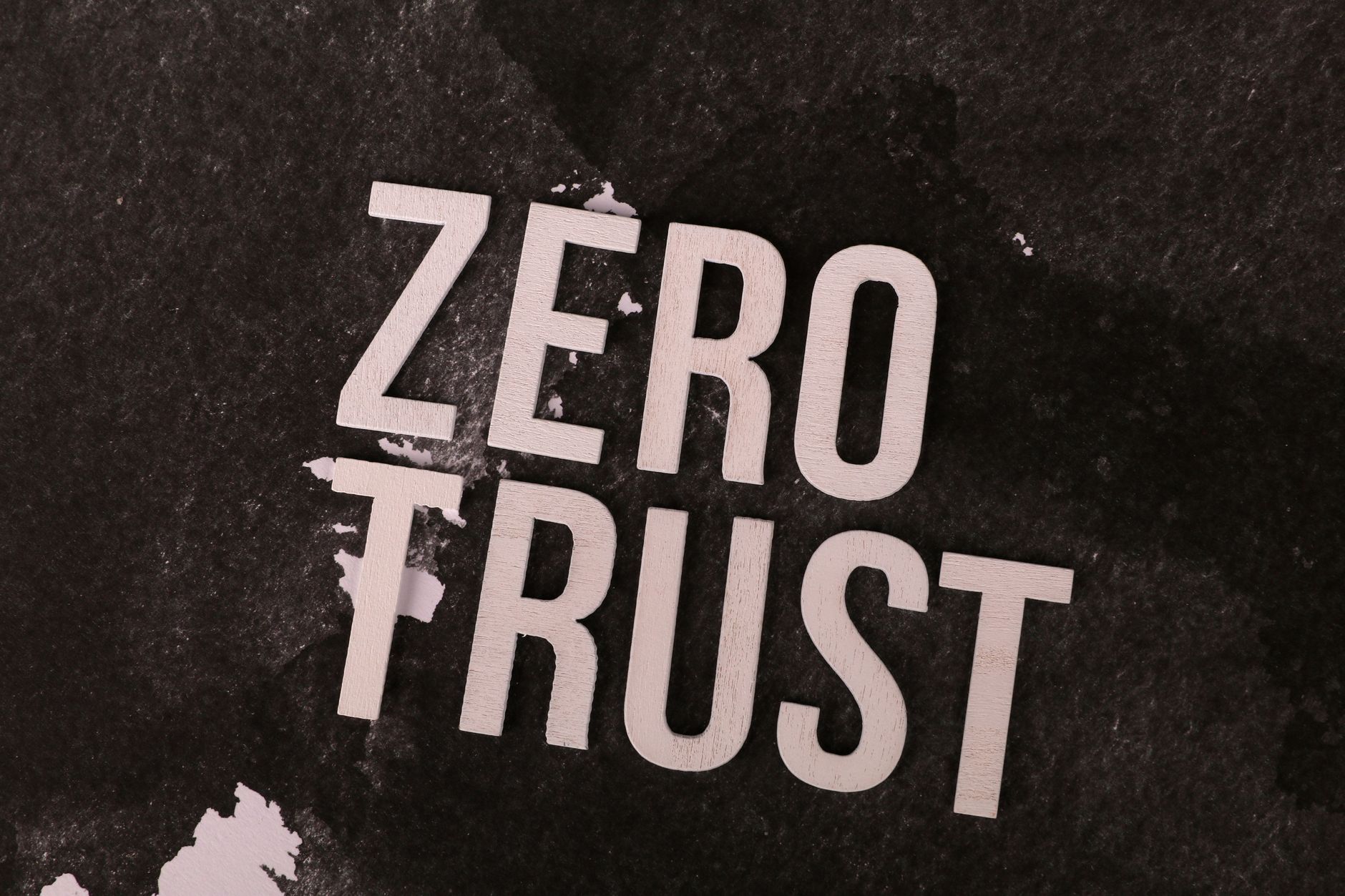Napis Zero Trust na ciemnym tle jako symbol nowoczesnego cyberbezpieczeństwa